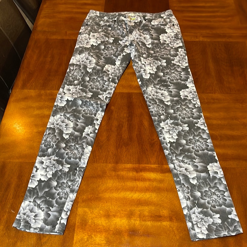 Aeropostale Black and White Flower Print Lola Jean Jeggings